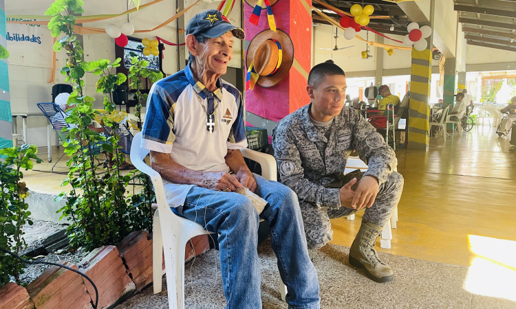 Los abuelitos del ancianato de Leticia recibieron con una gran sonrisa a miembros de su Fuerza Aérea Colombiana