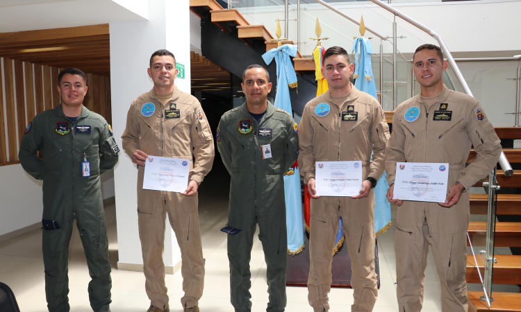 Nuevos pilotos al servicio de la Aviación Naval capacitados por la Fuerza Aérea Colombiana