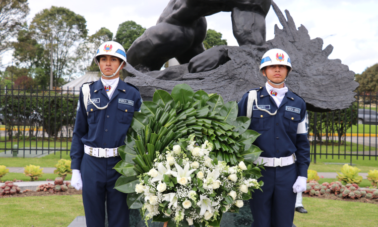 Sentido homenaje a los héroes de la nación y sus familias realizaron integrantes del CATAM