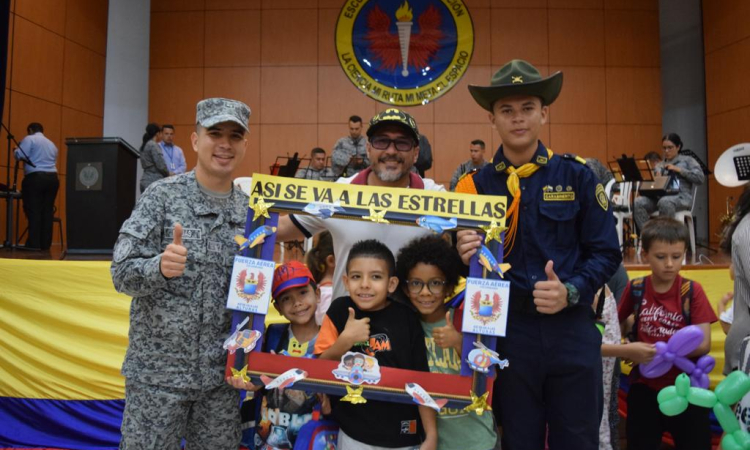 Estudiantes de Cali, celebran la semana patria con su Fuerza Aérea