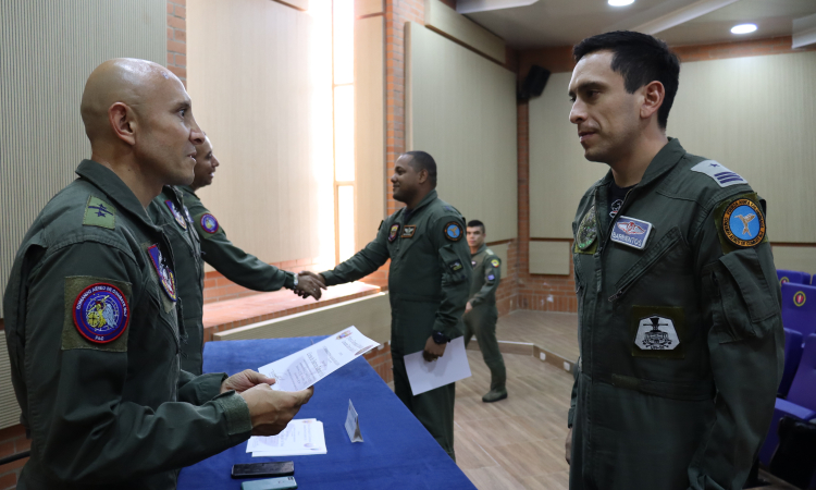 Por primera vez fuerzas aéreas de otros países se capacitan como instructores de vuelo en la Base Aérea Marco Fidel Suárez