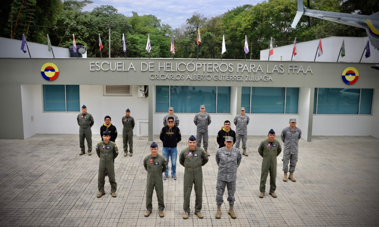 Participantes de CODEFEST AD ASTRA 2023, visitan el Comando Aéreo de Combate No.4c