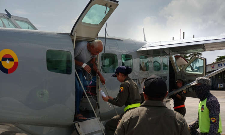Adulto mayor, fue trasladado de Providencia a San Andrés, Isla por su Fuerza Aeroespacial Colombiana