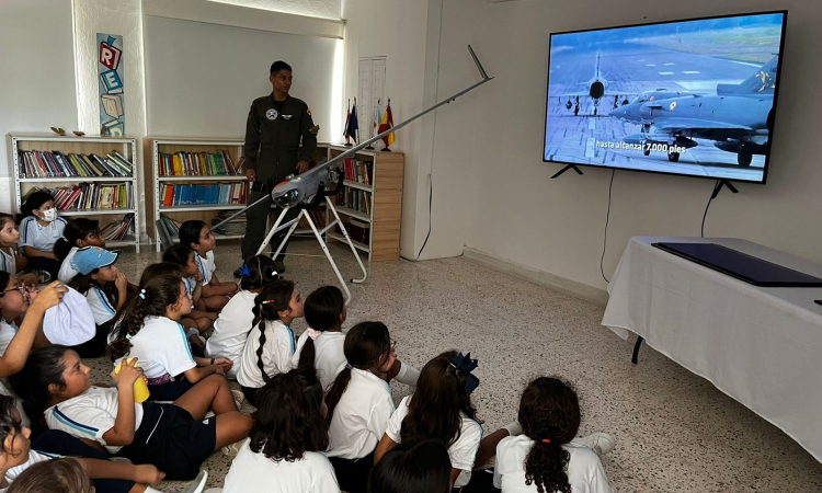 Su Fuerza Aeroespacial Colombiana comprometida con la educación de los jóvenes en el Atlántico