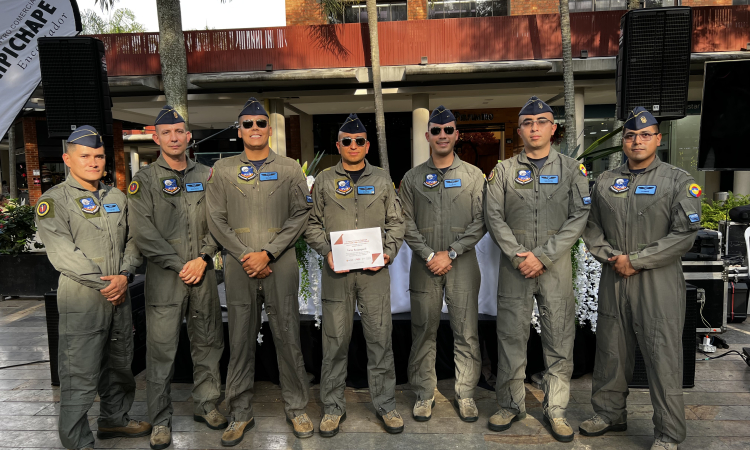 Tripulaciones de su Fuerza Aereoespacial Colombiana recibieron homenaje por su labor, en Cali