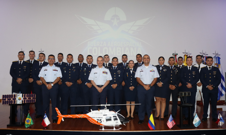 Dieciocho pilotos de helicóptero internacionales formados en Colombia, al servicio de Latinoamérica