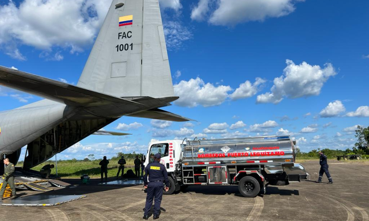 Carro de bomberos trasladado por la Fuerza Aeroespacial en beneficio de la comunidad de Puerto Leguízamo