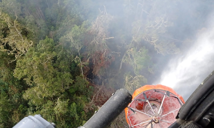 Continúan labores de extinción de incendio desde cielo y tierra en Icononzo, Tolima