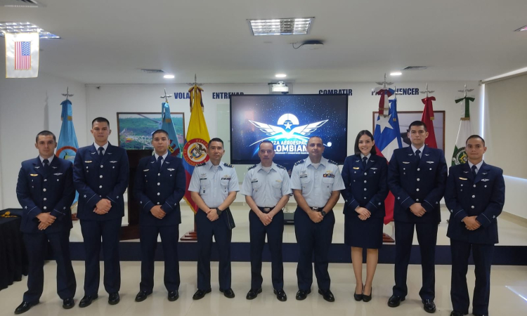 Pilotos de helicóptero chilenos formados en Colombia, fortalecerán la capacidad aérea en América del Sur