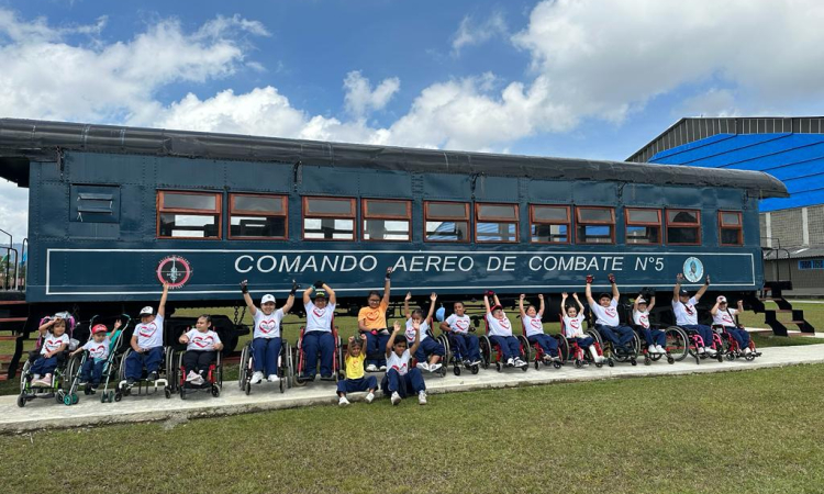 30 niños y jóvenes con discapacidad motora conocen la misión del CACOM 5