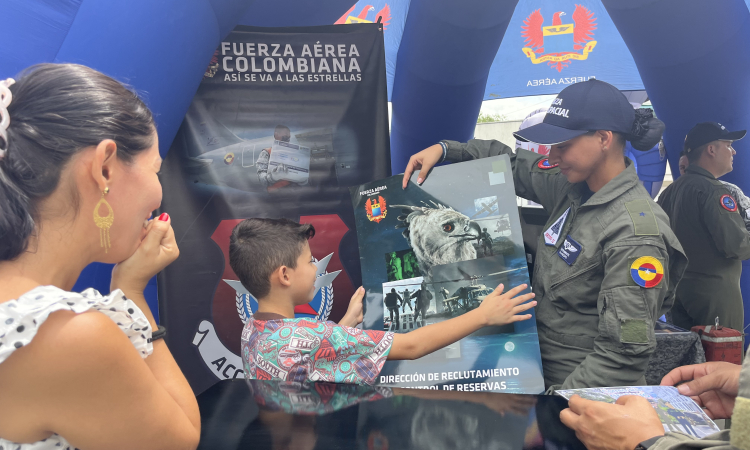 Junto a los habitantes del centro de La Dorada, Caldas se conmemoró los 104 años de la Fuerza Aeroespacial Colombiana 