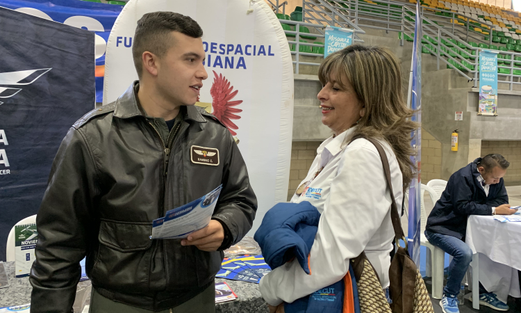 En el marco de las actividades conmemorativas de los 104 años de la Fuerza Aeroespacial Colombiana, integrantes del Comando Aéreo de Mantenimiento llevaron a cabo una actividad de acercamiento con los habitantes del municipio de Mosquera, Cundinamarca.