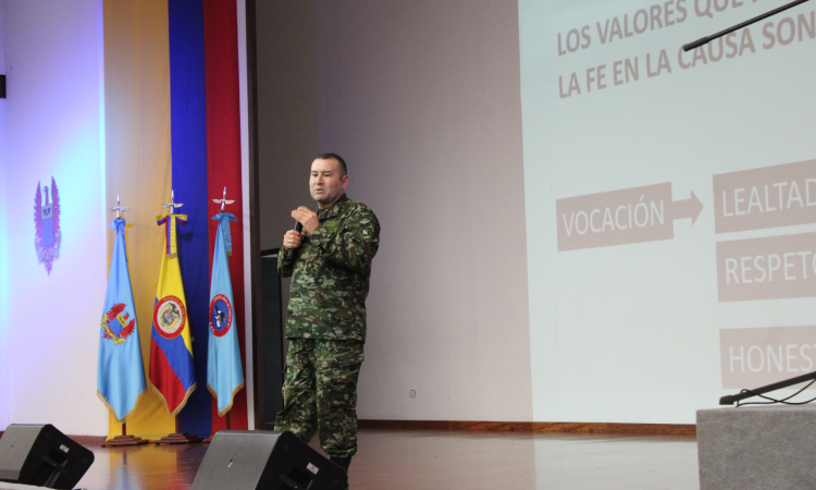 Mensaje inspirador para continuar sirviendo con compromiso, integridad y confianza a Colombia