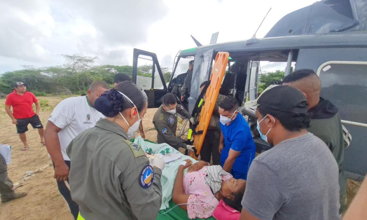 Indígenas Wayuu fueron evacuados por su Fuerza Aeroespacial Colombiana, en La Guajira. 