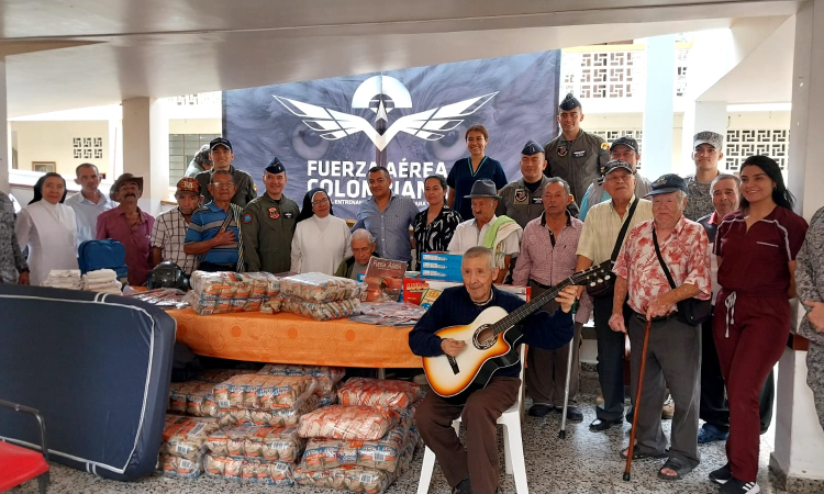 Abuelitos recibieron con alegría la visita de su Fuerza Aeroespacial Colombiana   