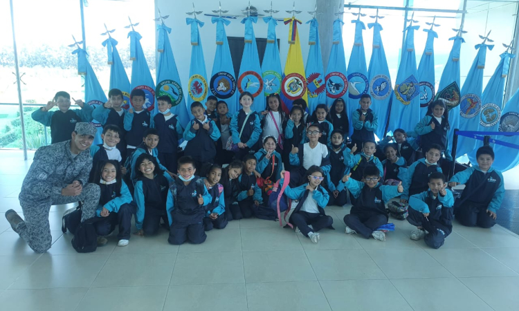 Escuela Departamental de Funza celebró el Día del Niño con el Comando Aéreo de Transporte Militar