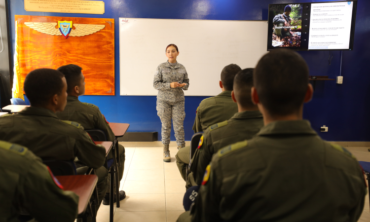 El Comando Aéreo de Mantenimiento impulsa la excelencia a través de cursos de capacitación técnica