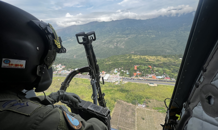 La Fuerza Aeroespacial adelanta operaciones en las principales vías del centro del país