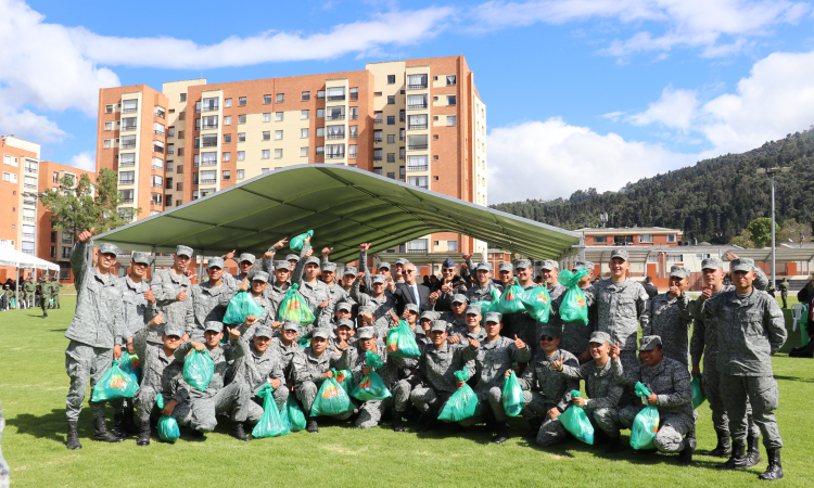 Un reconocimiento a los soldados de aire, mar y tierra de Bogotá en esta Navidad 