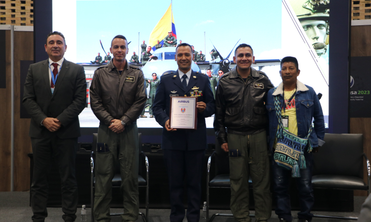Reconocimiento a la tripulación del C-295 que participó en la Operación Esperanza en EXPODEFENSA 2023