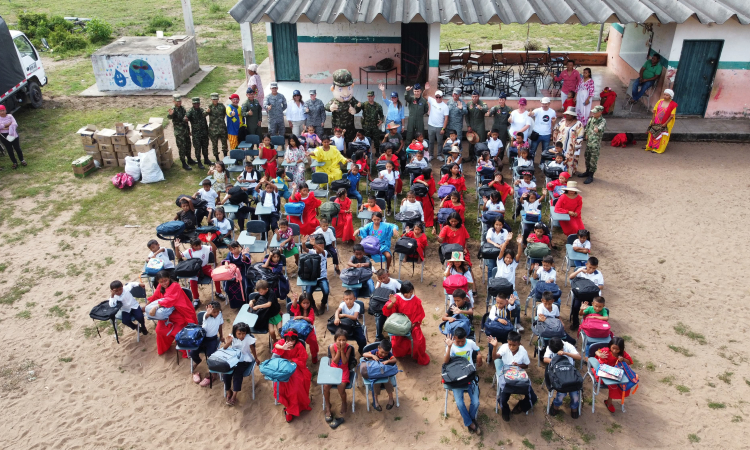 Pupitres y kits escolares llegaron a la Guajira en aeronave de la Fuerza Aeroespacial Colombiana
