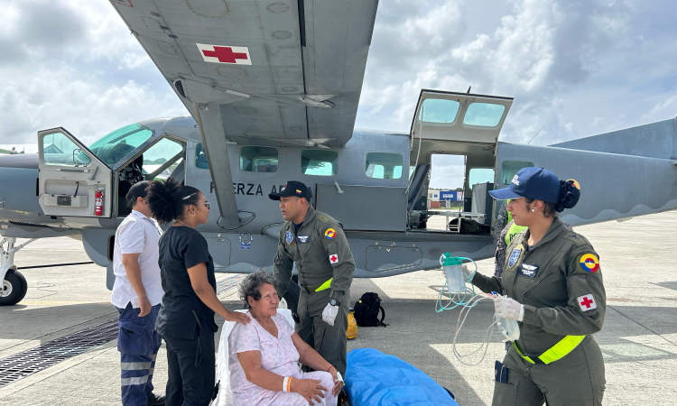Mujer de 78 años trasladada de Providencia a San Andrés, isla por su Fuerza Aeroespacial Colombiana
