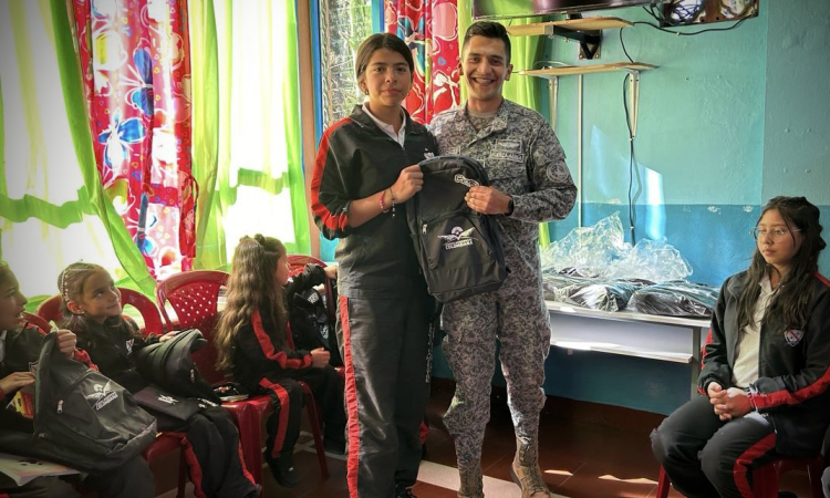 Niñas de la Fundación Casa Hogar Madre Augusta se beneficiaron gracias a la Fuerza Aeroespacial Colombiana 