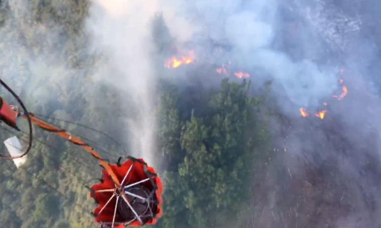 Helicóptero y tripulaciones del CACOM 5  vitales en el apoyo para la extinción del incendio en Santander