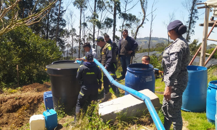 Fuerza Aeroespacial Colombiana brinda suministro de agua potable a Zipacón ante emergencia hídrica