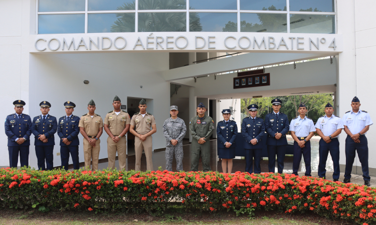 Oficiales de América Latina se forman en Colombia como pilotos de helicóptero