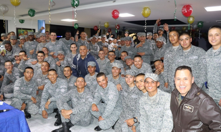 Celebración para los soldados que velan por la seguridad de los municipios de Cundinamarca y cerros de Colombia