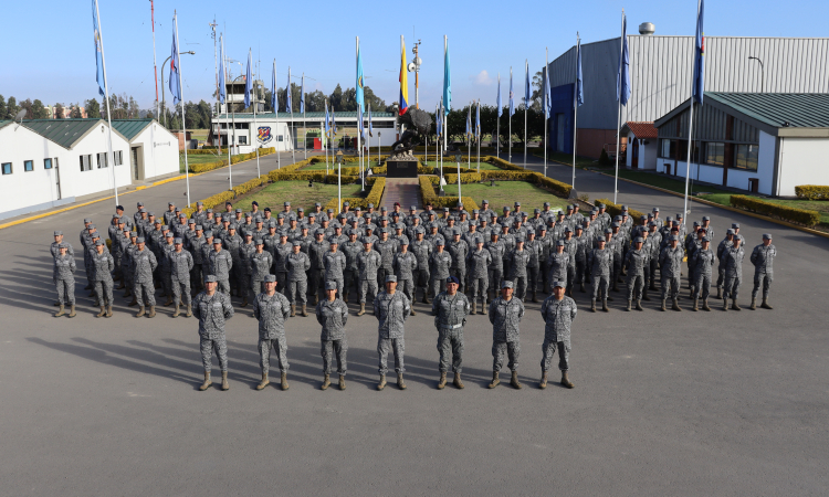 Oficiales del curso de ascenso visitan el Comando Aéreo de Mantenimiento