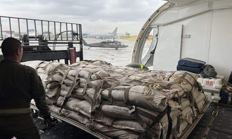 Insumos agrícolas para víctimas del conflicto armado llegan al Guainía en aeronave de la Fuerza Aeroespacial 