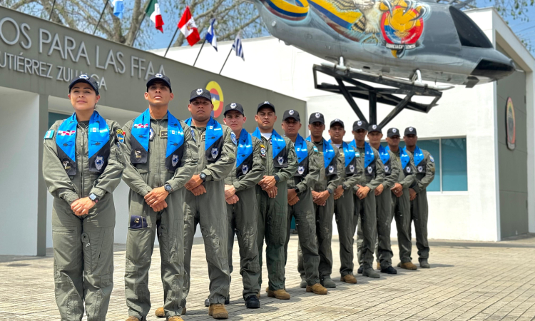 Alumnos internacionales avanzan en su entrenamiento como pilotos de helicóptero en Colombia