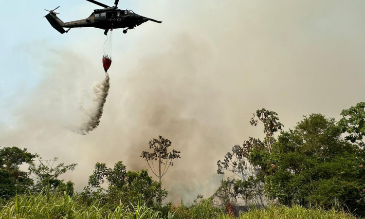 Dos capacidades de su Fuerza Aeroespacial unen esfuerzos para extinguir incendio forestal en Barrancabermeja 