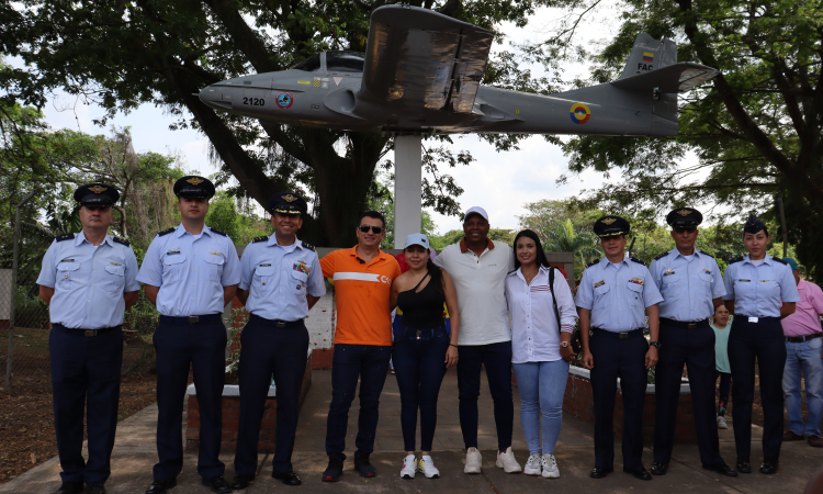Monumento del avión en El Cerrito, Valle, fue restaurado por su Fuerza Aeroespacial Colombiana