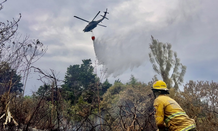 Labores de extinción de incendios en Yumbo, Valle del Cauca son apoyadas por su Fuerza Aérea Colombiana