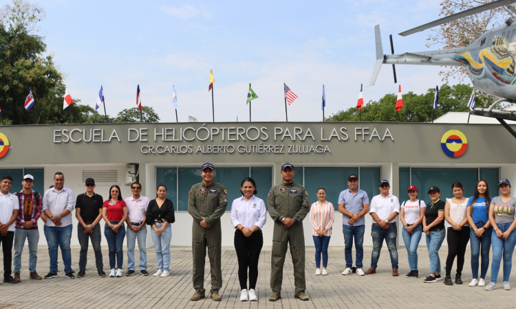 Ciudadanos conocieron las capacidades de la operación helicoportada de su Fuerza Aérea en Melgar, Tolima