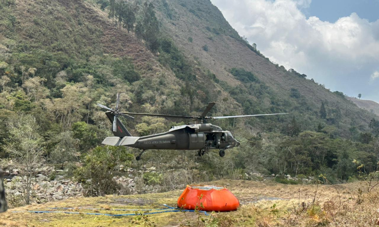 Incendio forestal en Cabrera, Cundinamarca, es atendido por su Fuerza Aérea