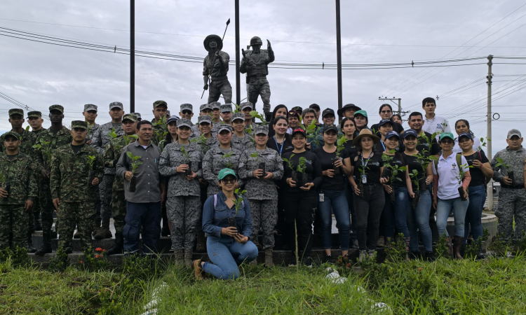 Con la siembra de 400 árboles la Fuerza Aérea Colombiana promueve la reforestación en Casanare