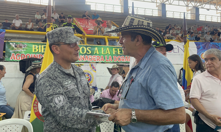 En la Feria Agroindustrial de La Dorada Caldas se realiza reconocimiento al Comando Aéreo de Combate No.1