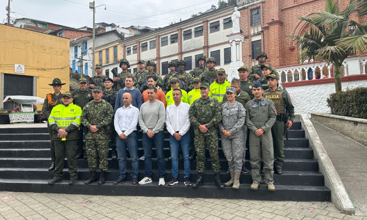 A la Caravana por la Seguridad se unió su Fuerza Aérea Colombiana