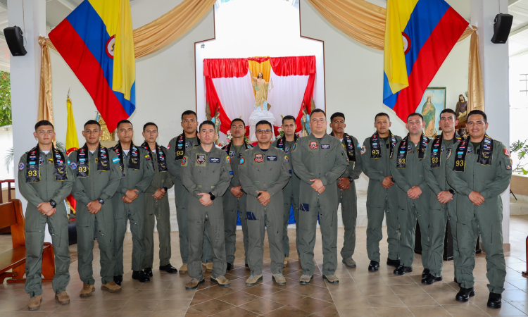 Futuros pilotos de helicóptero de países latinoamericanos, son entrenados por su Fuerza Aérea Colombiana