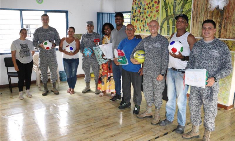 Militares de la Fuerza Aérea Colombiana llegaron con regalos al Barrio San Marino de Cali