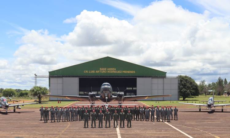 Pilotos colombianos entrenan habilidades para proteger la nación