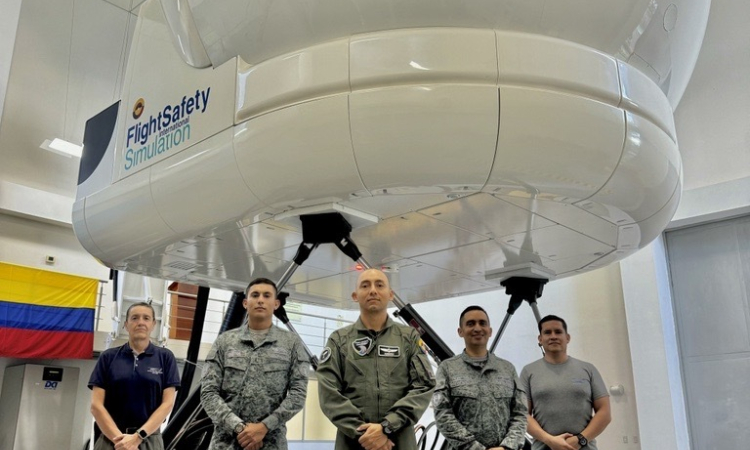 Se cumplen 1.000 horas de vuelo del simulador de UH-60