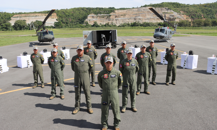 Doce nuevos Técnicos de Vuelo Artillero fortalecerán la seguridad aérea en Colombia