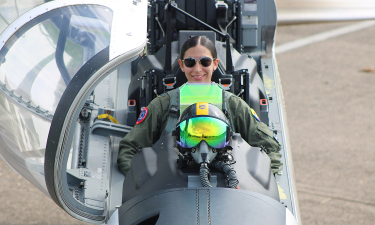 Caleña es la primera mujer de su familia en convertirse en Piloto Militar