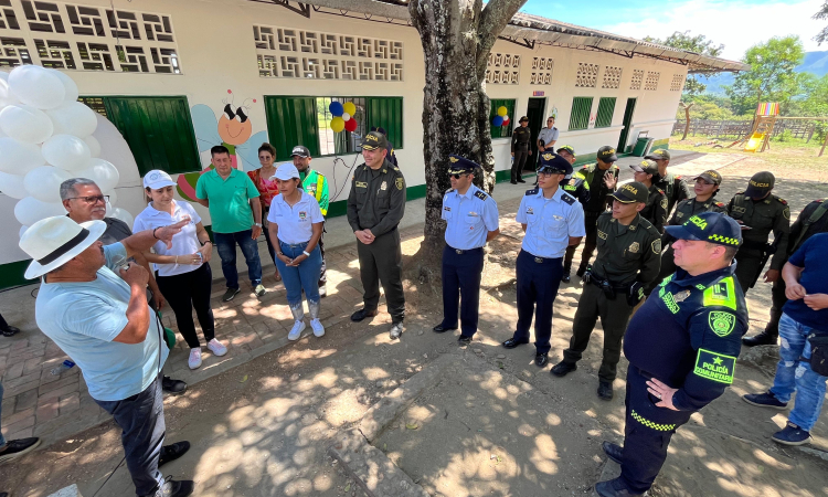 Mejoras en instalaciones y espacios recreativos entregadas a una escuela rural de Agua de Dios