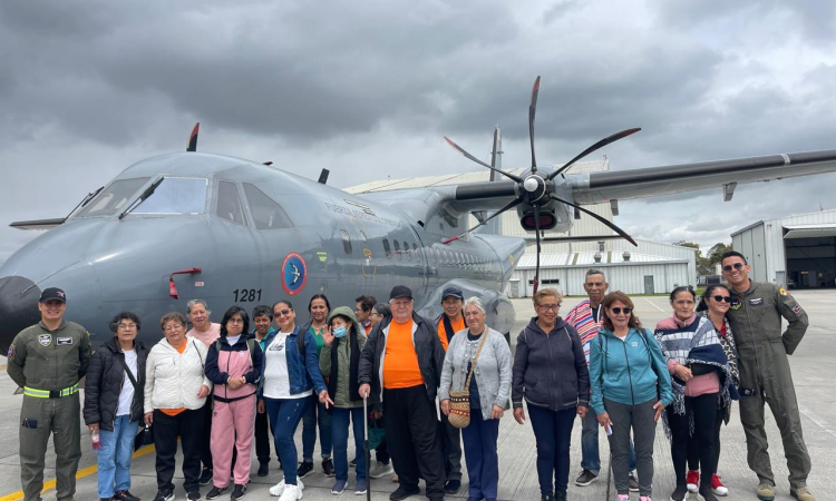 Adultos mayores de la localidad de Fontibón en Bogotá conocieron capacidades de la Fuerza Aérea Colombiana